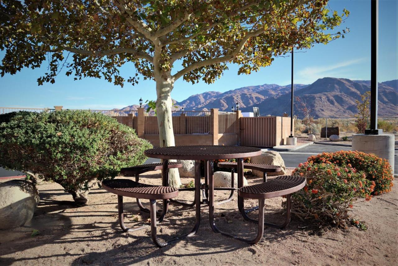 Oasis Inn And Suites 29 Palms Hotel Joshua Tree National Park Туэнтинайн-Палмс Экстерьер фото