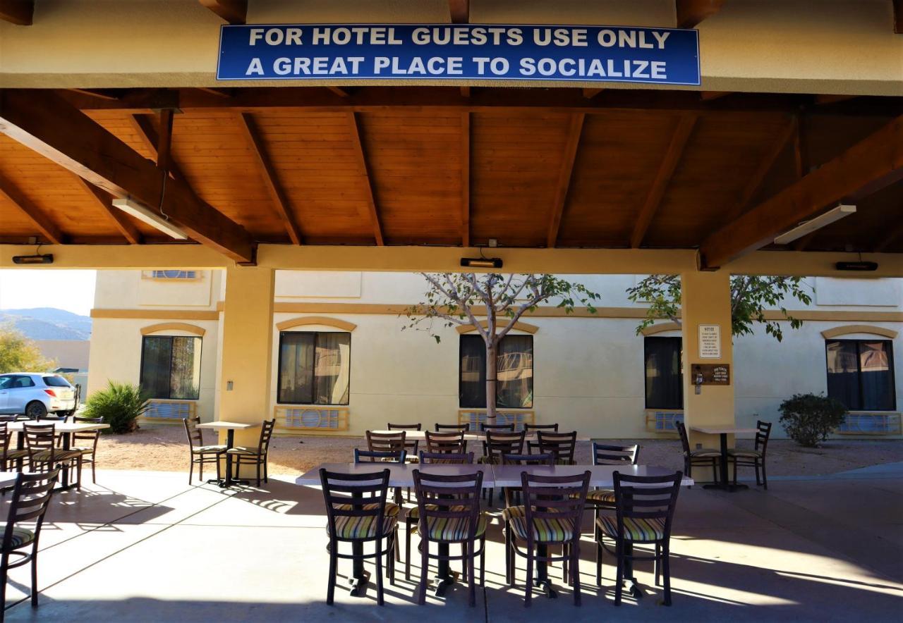 Oasis Inn And Suites 29 Palms Hotel Joshua Tree National Park Туэнтинайн-Палмс Экстерьер фото