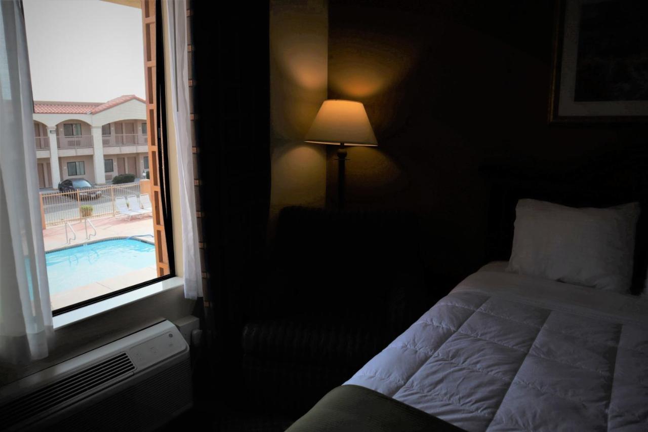 Oasis Inn And Suites 29 Palms Hotel Joshua Tree National Park Туэнтинайн-Палмс Экстерьер фото