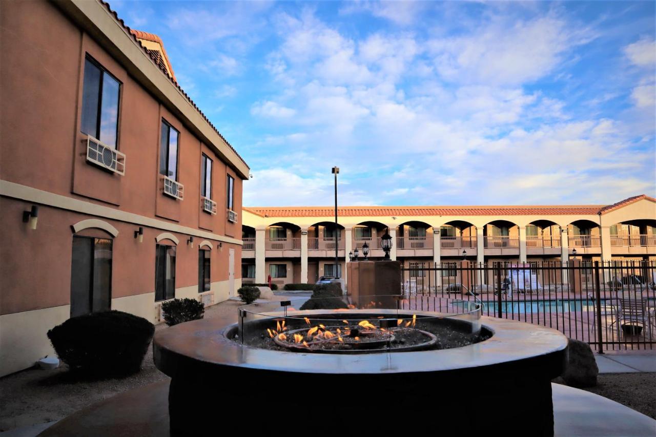 Oasis Inn And Suites 29 Palms Hotel Joshua Tree National Park Туэнтинайн-Палмс Экстерьер фото