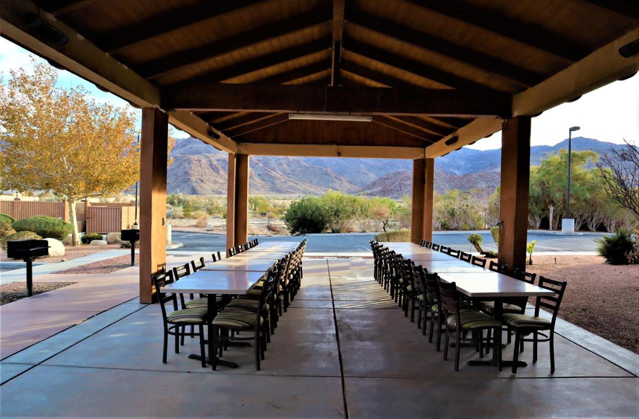 Oasis Inn And Suites 29 Palms Hotel Joshua Tree National Park Туэнтинайн-Палмс Экстерьер фото