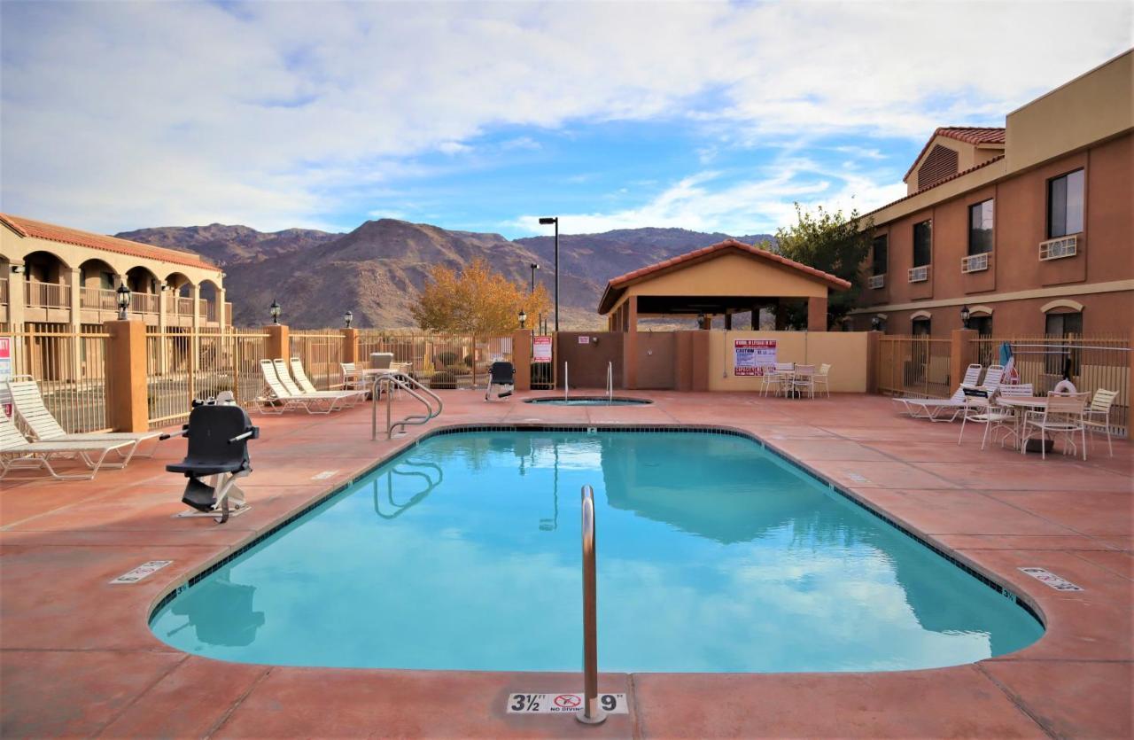 Oasis Inn And Suites 29 Palms Hotel Joshua Tree National Park Туэнтинайн-Палмс Экстерьер фото